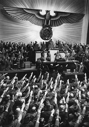 1941年众人在国会大厦向 希特勒 行纳粹礼