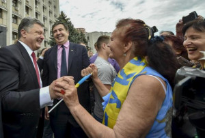 Petro Poroshenko (L) and governor of Odessa region Mikheil Saakashvili ...