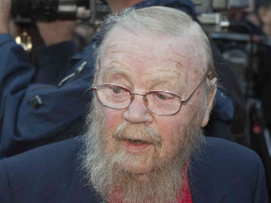 Author farley mowat, who wrote 'never cry wolf,' dies at 92