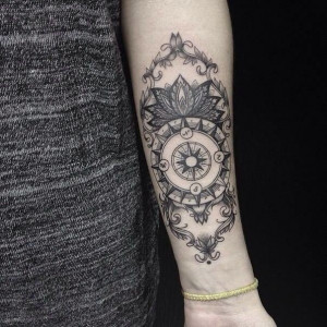 tatouage boussole dotwork sur avant bras pour femme