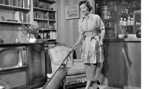 Apron-housewife-vacuuming-008.jpg