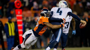 Cornerback Chris Harris (L) of the Denver Broncos tries to tackle ...
