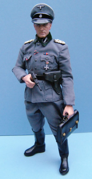 ... Toys - MMS134 - Inglorious Basterd: Col. Hans Landa (Pics and Specs