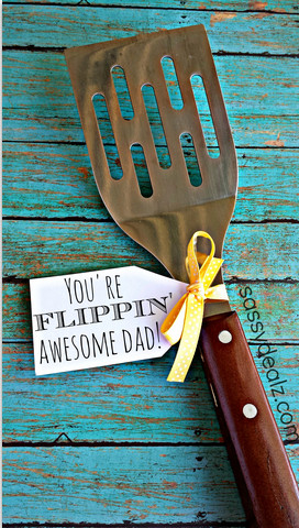 You will need a nice grilling spatula , white cardstock paper, ribbon ...