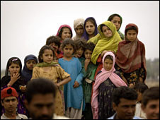 Afghan girls in a refugee camp on the outskirts of Islamabad, Pakistan ...