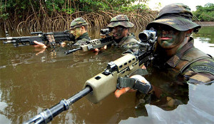 Members of 40 Commando's Recce Troop demonstrate river crossing ...