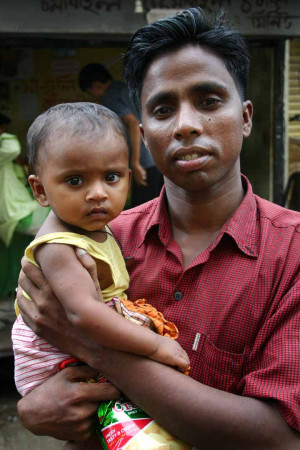 Description Father and child, Dhaka.jpg