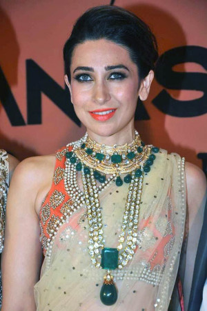 Karisma Kapoor #Bollywood #Style #Fashion simple saree with a bright ...