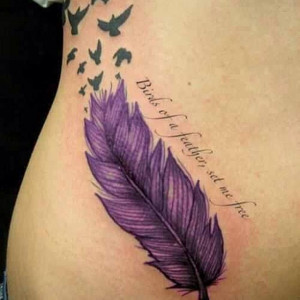 Ein sehr schönes Feder Vogel Tattoo an der Hüfte in Lila / Schwarz ...