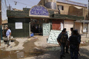 Iraqi security forces stand guard outside Shi'ite mosque after suicide ...