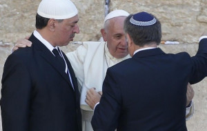 Pope Francis embraces his friends Rabbi Abraham Skorka and Muslim ...