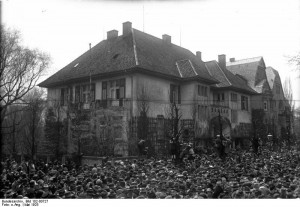 Crowds in front ofHindenburg's villa in Hanover on 12 May 1925