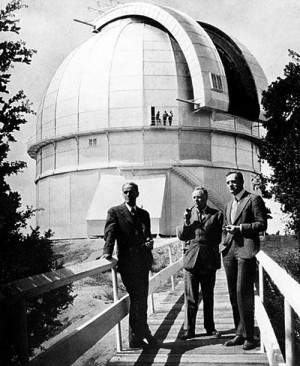 照片摄于 威尔逊山天文台 ，其中的人物分别为（左 ...