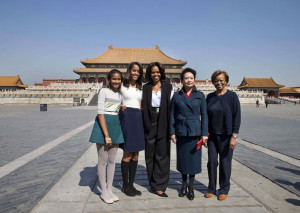 ... pose with Peng Liyuan as they visit the Forbidden City. Photo: Reuters