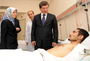 ... todayszaman/2009/08/29/ahmet-davutoglu-visits-wounded-iraqis-05.jpg