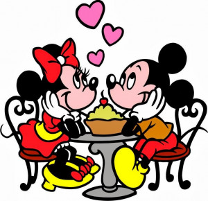 Mickey y Minnie Mouse con trajes de rey y reina, dando un baile.