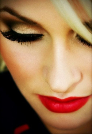For the bold bride, a gold smokey eye & red lips #makeup #look