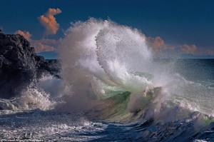 Waves frozen in time: Dramatic fast-frame photographs show ice-cold ...
