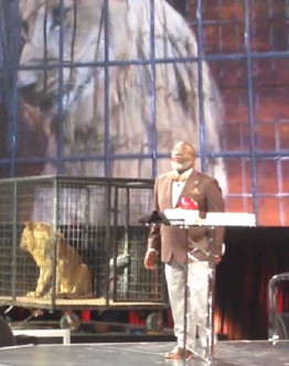 Did Bishop T.D. Jakes Really Need a Caged Lion on Stage During ...