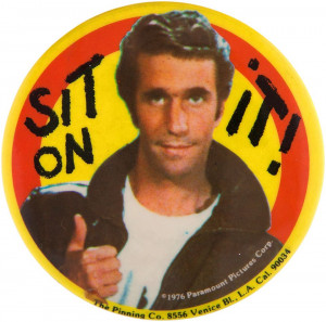 FONZI CLASSIC 1976 “SIT ON IT!” HAPPY DAYS TV SHOW LARGE BUTTON
