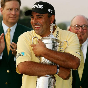 angel cabrera hugging trophy tags golf pga angel cabrera angel cabrera ...