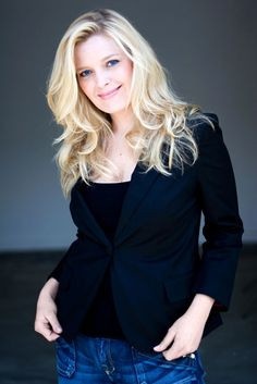 Melissa Peterman a.k.a. Barbra Jean from Reba. She looks so skinny ...