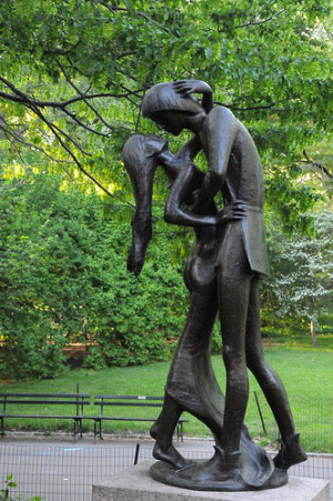 Romeo and Juliet statue near the Delacore theatre in Cental Park