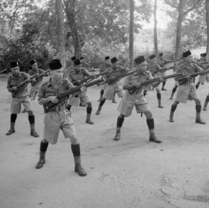 Description Malay Regiment at bayonet practice.jpg