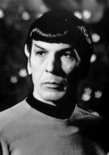 Leonard Nimoy caracterizando al señor Spock.