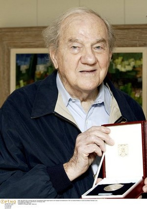 KARL MALDEN (92) is honored with the 'Humanitarian White Angel Award ...