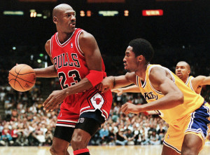 LOS ANGELES, UNITED STATES: Michael Jordan of the Chicago Bulls (L ...