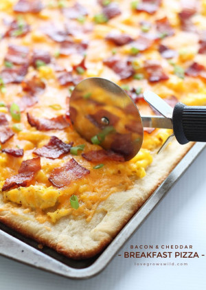 Bacon and eggs turned into a delicious Breakfast Pizza! Such a perfect ...