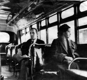Rosa Parks en un autobús de Montgomery junto a un hombre blanco. AP