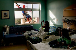 Window Washers Surprise Sick Kids, Dress Up as Superheroes in Children ...