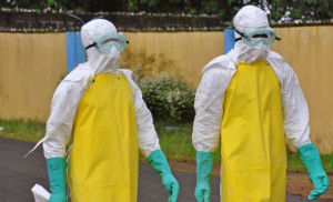 Foto: Médicos trabajando con protección contra el ébola. | Gtres