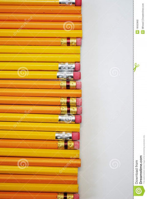 Primo piano di nuove matite gialle.