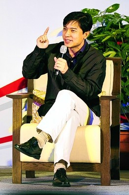 Baidu CEO Robin Li speaking Monday at a Shenzhen, China, conference ...