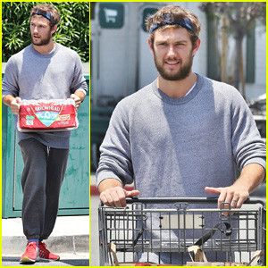 Alex Pettyfer keeps it comfortable in sweatpants while pushing a cart ...