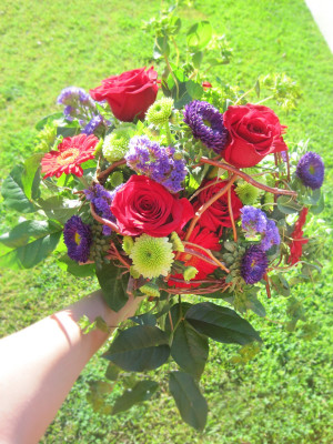 This natural looking bouquet consists of some beautiful Roses ...