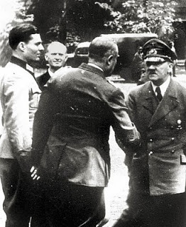 Paling kiri (Stauffenberg), dan paling kanan (Fuhrer Adolf Hitler)