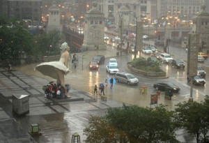 Marilyn Monroe statue Chicago - Take Cover - Rainy Day In Chicago