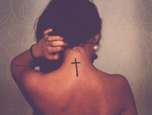 tatuajes de cruces para mujeres