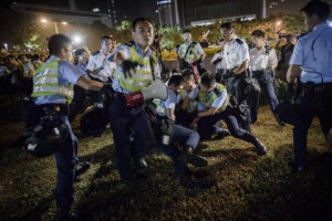 Police forces arrest pro-democracy protesters outside the central ...