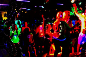 drunken-club-dancers-set-to-benny-hill-show-theme-2-6669-1402341372-17 ...