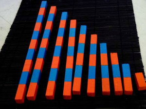 ... comme la plupart du matériel Montessori, par la leçon en 3 temps