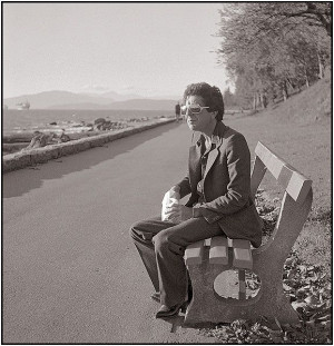 Leonard Cohen on the Vancouver Sea Wall, 1978. Photograph by David ...