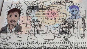 男子护照遭熊孩子涂鸦被困韩国 专家支招