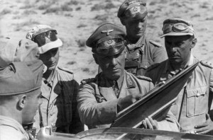 Erwin Rommel, jefe del Afrika Korps con sus oficiales, en 1942