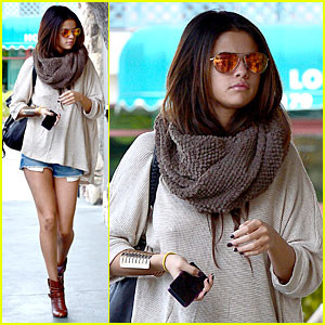 Selena Gomez keeps it leggy in denim short shorts while grabbing lunch ...
