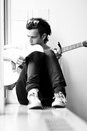 ... and White guitar boy the 1975 Matt Healy matty healy matthew healey